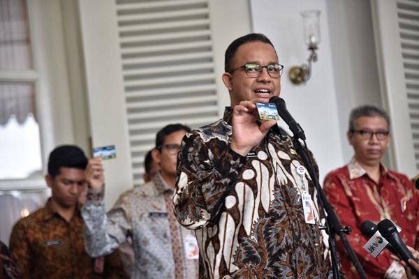 Gubernur DKI Jakarta Anies Baswedan memperlihatkan kartu Ok-Otrip, Kamis (14/12/2017). -  Dok.  Diskominfotik Pemprov DKI.