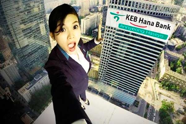 Seorang karyawan Bank KEB Hana melakukan selfie.  - Bisnis.com