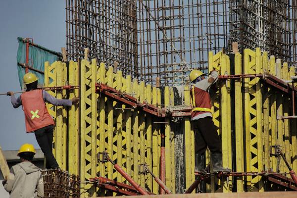 Pekerja membangun konstruksi gedung bertingkat di kawasan Daan Mogot, Tangerang, Kamis (3/8). - JIBI/Felix Jody Kinarwan