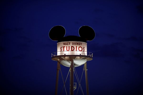 Tanda Walt Disney Studios Park terlihat di pintu masuk Disneyland Paris, Prancis. - Reuters/Benoit Tessier