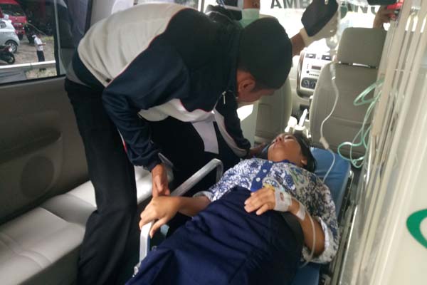Seorang pelajar yang keracunan dengan kondisi kritis dibawa ke rumah sakit umum. Sebelumnya mendapat pertolongan medis di puskesmas terdekat - Bisnis.com/Eldwin Sangga