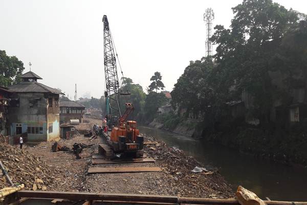 Ilustrasi: Pengerjaan proyek Normalisasi Sungai Ciliwung  di Kawasan Bukit Duri, Jakarta Selatan,  Jumat (21/7/2017) - Istimewa 