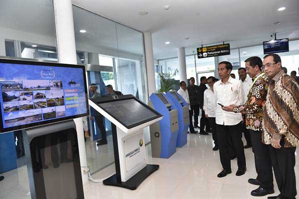 Presiden Joko Widodo (ketiga kanan) didampingi Menhub Budi Karya Sumadi (kanan) dan Dirut Angkasa Pura II Muhammad Awaluddin (kedua kanan) meninjau fasilitas Terminal Bandara Internasional Silangit di Siborong-Borong, Tapanuli Utara, Sumatra Utara, Jumat (24/11). - ANTARA/Puspa Perwitasari