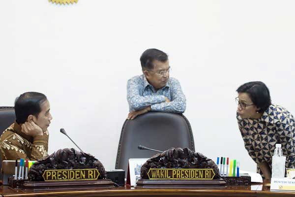 Presiden Joko Widodo (kiri) berbincang dengan Wakil Presiden Jusuf Kalla (tengah), dan Menkeu Sri Mulyani, disela-sela rapat terbatas di Kantor Kepresidenan, Jakarta, Selasa (18/7). - ANTARA/Rosa Panggabean