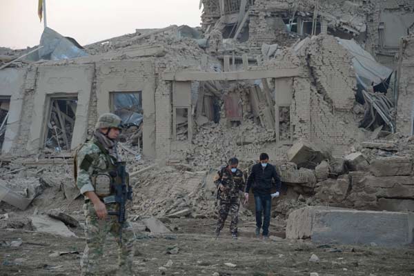 Tentara Afganistan dan Tentara NATO memeriksa bangunan yang rusak akibat serangan bom, Kamis (10/11/2016).  - Reuters