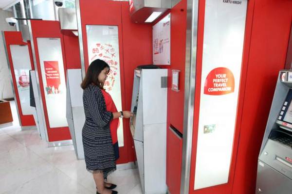 Nasabah melakukan transaksi melalui anjungan tunai mandiri PT Bank OCBC NISP Tbk di Jakarta. - JIBI/Dedi Gunawan