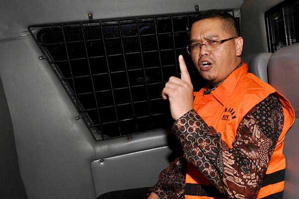 Wakil Ketua Komisi V DPR Fraksi PKS Yudi Widiana Adia dengan rompi tahanan berada di mobil tahanan usai menjalani pemeriksaan di Gedung KPK, Jakarta, Rabu (19/7). - ANTARA/Sigid Kurniawan