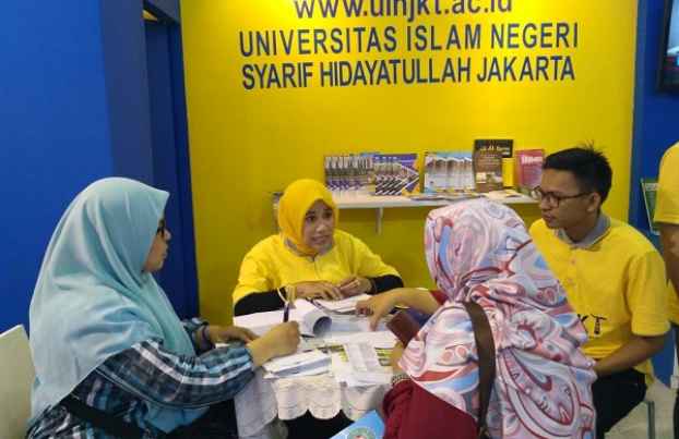 Petugas booth UIN Syarif Hidayatullah Jakarta melayani pengunjung di Indonesia International Education & Training Expo 2018 (IIETE 2018) di JCC Jakarta pada 22-25 Februari 2018. - Istimewa 