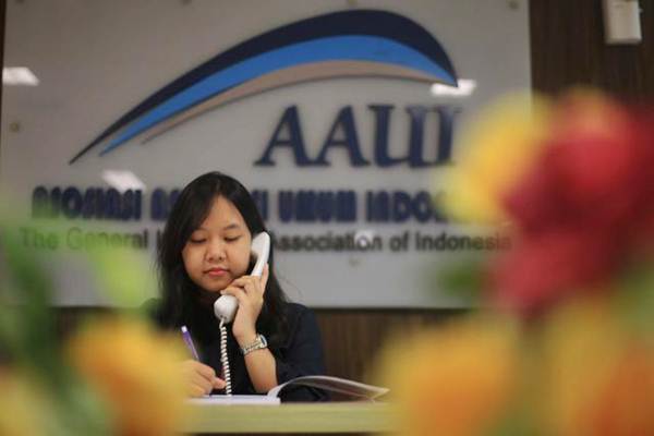 Karyawan berkomunikasi di kantor Asosiasi Asuransi Umum Indonesia (AAUI), Jakarta, Rabu (5/7). - JIBI/Nurul Hidayat