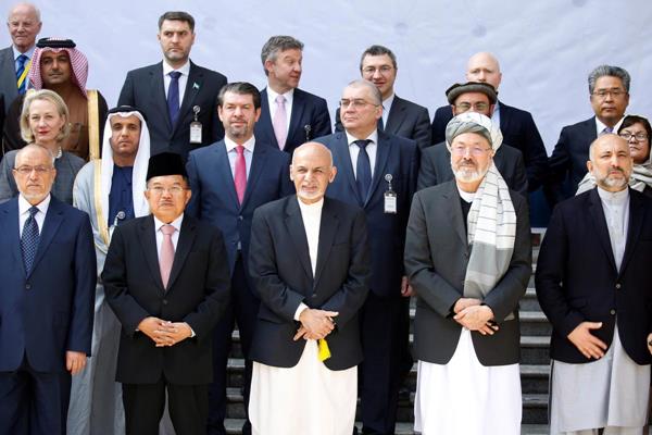 Presiden Afghanistan Ashraf Ghani bersama tamu konferensi kerjasama perdamaian dan keamanan di Kabul, Rabu (28/2/2018). Nomor dua dari kiri adalah Wapres Jusuf Kalla. - Reuters
