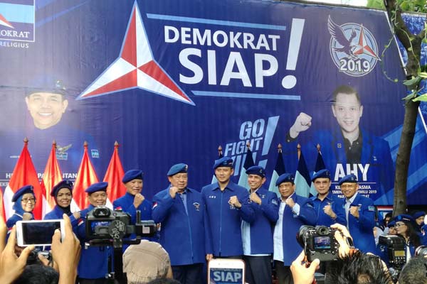 Partai Demokrat mengukuhkan Agus Harimurti Yudhoyono (keenam dari kiri) sebagai Komandan Satuan Tugas Bersama (Kogasma) untuk Pemilukada 2018 dan Pemilu 2019 di Wisma Proklamasi, Jakarta, pada Sabtu (17/2/2018). Bisnis.com - Agne Yasa