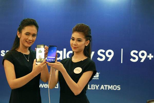 Model memperlihatkan produk Samsung Galaxy S9 dan S9 saat peluncurannya di Jakarta, Jumat (9/3/2018). - JIBI/Dwi Prasetya