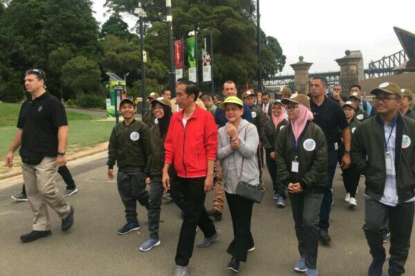 Jokowi Jalan Santai di Sydney Bersama 18 Remaja Indonesia