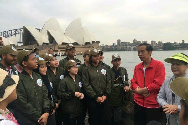 Ajak Remaja Jalan Santai di Sydney, Jokowi Beri Wejangan 'Kebapakan'
