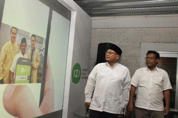 Direktur Edukasi dan Kemitraan Zakat IZI, Rully Barlian Thamrin (kiri) dan Direktur Operasional IZI Suharyanto (kanan) mengamati salah satu media sosialisasi program Booking Berkah Ramadhan, di Jakarta, Selasa (20/3/2018). - JIBI/Nurudin Abdullah 