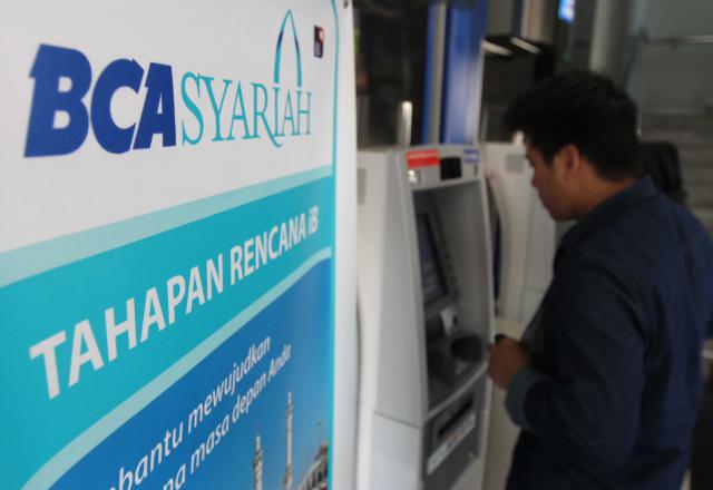 Nasabah saat melakukan transaksi di salah satu kantor Bank BCA Syariah yang ada di Jakarta. (Bisnis - Nurul Hidayat)