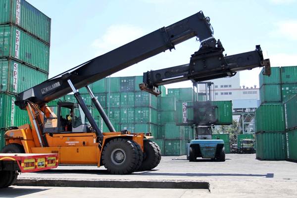 Alat pengangkut kontainer (Reach Stacker) dioperasikan untuk memindahkan kontainer ke atas truk, di Pelabuhan Cabang Makassar yang dikelola Pelindo IV, Selasa (20/2/2018). - JIBI/Paulus Tandi Bone