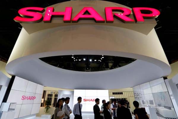 Logo Sharp terpampang di salah satu pameran produk elektronik di Jepang - Reuters/Toru Hanai