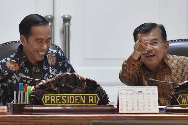 Presiden Joko Widodo (kiri) berbincang dengan Wakil Presiden Jusuf Kalla (kanan) sebelum memimpin rapat terbatas tindak lanjut kebijakan satu peta di Kantor Presiden, Jakarta, Senin (5/2). - ANTARA/Puspa Perwitasari