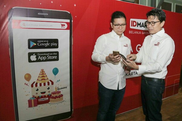 CEO IDMarco.com  Budhi Wibawa (kanan) berbincang bersama VP Marketing & Business Development IDMarco.com Regan Dwinanda di sela-sela peluncuran aplikasi mobile IDMarco.com di Jakarta, Rabu (21/3). JIBI/Bisnis - Felix Jody Kinarwan