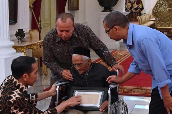 Presiden Joko Widodo bertemu dengan Nyak Sandang di Istana Merdeka, Rabu (21/3). - Biro Pers Setpres