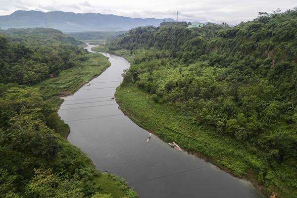 Suasana pemandangan Sungai Citarum di kawasan Rajamandala, Kabupaten Bandung Barat, Jawa Barat, Senin (15/1). - ANTARA/Raisan Al Farisi