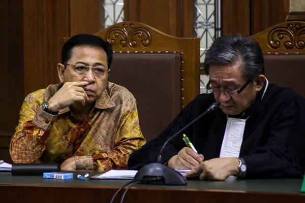 Terdakwa kasus korupsi KTP Elektronik Setya Novanto (kiri) mengikuti sidang lanjutan di Pengadilan Tipikor, Jakarta, Senin (19/3). Sidang mantan ketua DPR itu beragenda mendengarkan keterangan saksi. ANTARA FOTO - Rivan Awal Lingga