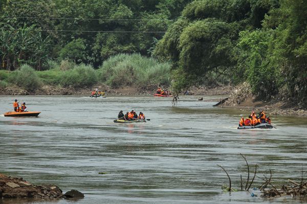 Kegiatan susur sungai Bengawan Solo dalam rangka memperingati Hari Air Dunia ke-25 di Solo, Jawa Tengah, Rabu (22/3). - Antara/Mohammad Ayudha