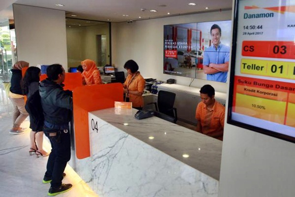 Karyawan melayani nasabah di Kantor Cabang Bank Danamon, Jakarta, Jumat (28/4). - JIBI/Abdullah Azzam