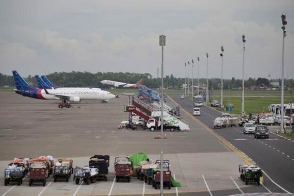 Pesawat Sriwijaya Air menunggu persiapan penerbangan di apron Terminal 3 Bandara Soekarno-Hatta, Tangerang, Banten, Senin (11/12). - JIBI/Felix Jody Kinarwan