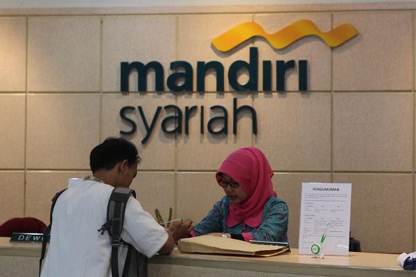 Karyawan Bank Syariah Mandiri melayani nasabah disalah satu kantor cabang di Jakarta. -  Bisnis/Rahmatullah