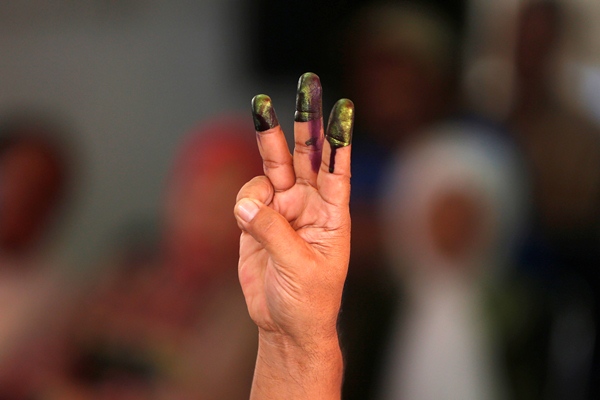 Warga memerlihatkan jarinya seusai menggunakan hak pilih - Reuters/Beawiharta