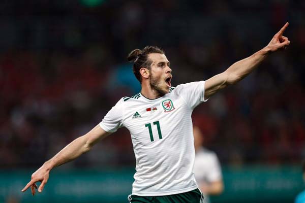 Gareth Bale selepas mencetak salah satu gol Wales ke gawang China di China Cup. - Reuters