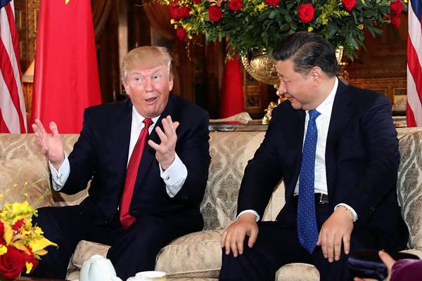 Presiden AS Donald Trump berinteraksi dengan Presiden China Xi Jinping di Mar-a-Lago, Palm Beach, Florida, AS, 6 April 2017. - .Reuters/Carlos Barria TPX