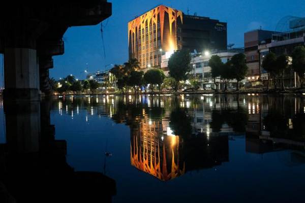 Hotel Alexis dan Griya Pijat Alexis tampak dari seberang jalan Martadinata, Jakarta, Senin (30/10). - JIBI/Felix Jody Kinarwan