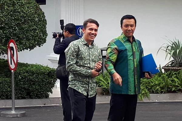 Menteri Pemuda dan Olah Raga Imam Nahrawi (kanan) dan pesepakbola Egy Maulana Vikri bersiap bertemu dengan Presiden Joko Widodo di Istana Merdeka, Jakarta, Jumat (23/3/2018)./JIBI - Amanda Kusumawardhani