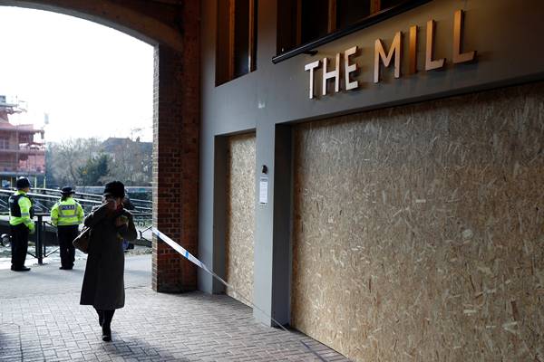 Polisi berdiri di depan pub Mill setelah inspektur dari Organisasi untuk Larangan Senjata Kimia (OPCW) tiba untuk mulai bekerja di tempat serangan agen saraf pada mantan agen Rusia Sergei Skripal, di Salisbury, Inggris 21 Maret 2018. - Reuters