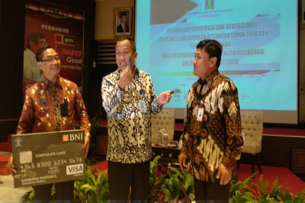 Sekjen Kemenkum HAM Bambang Rantam Sariwanto (tengah) dan Direktur Manajemen Risiko BNI Bob Tyasika Ananta (kanan) berfoto seusai penandatangan nota kesepahaman di Jakarta, Jumat (23/3 - 2018).