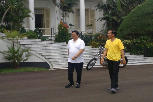 Jokowi dan Airlangga Hartarto jalan pagi di Istana - 