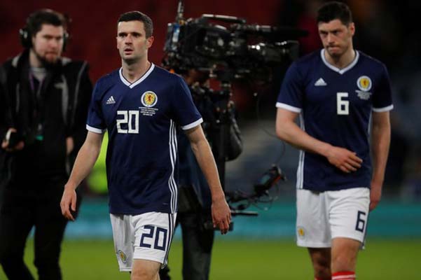 Pemain Skotlandia, Jamie Murphy (kiri) dan Scott McKenna, tampak kecewa setelah dikalahkan Kosta Rika 0-1. - Reuters/Russell Cheyne