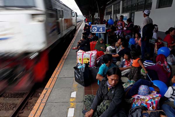 Kepadatan pemudik di Stasiun Pasar Senen Jakarta pada masa Lebaran 2017 - Reuters/Agoes Rudianto