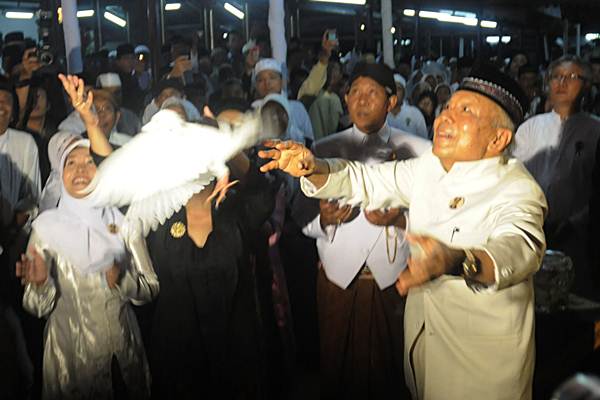 Probosutedjo (kanan) menerbangkan sepasang merpati pada acara puncak peringatan 1000 hari wafatnya mantan Presiden Soeharto di Ndalem Kalitan, Solo, Kamis (21/10/2010). - JIBI/Sunaryo Haryo Bayu