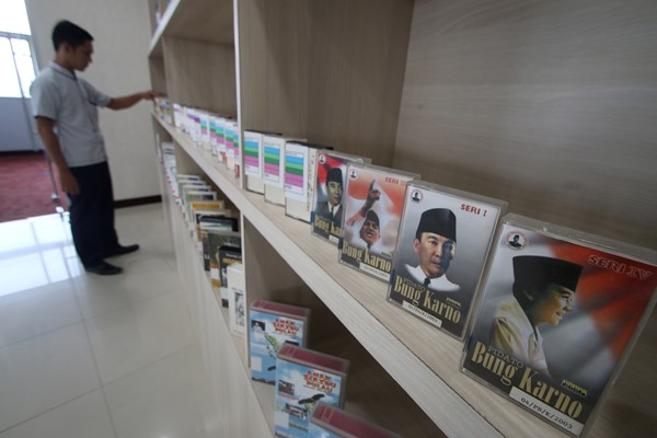 Petugas merapikan salah satu fasilitas di Gedung Fasilitas Layanan Perpustakaan Nasional, Jakarta, Rabu (13/9). Gedung Fasilitas Layanan Perpustakaan Nasional diresmikan Kamis 14 September 2017. - Antara/Rivan Awal Lingga
