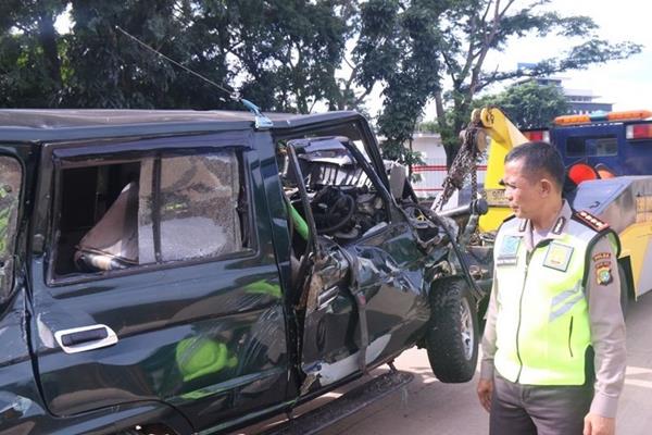 Dirlantas PMJ melakukan pengecekan TKP kecelakaan lalu lintas di KM 00 200 Tol Cawang arah Cikampek. - Twitter TMC Polda Metro Jaya 