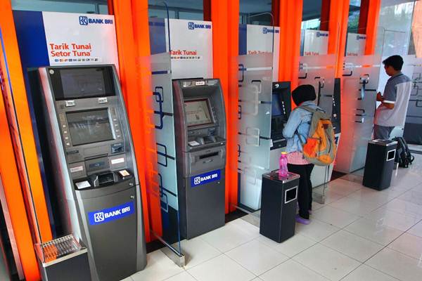 Nasabah bertransaksi melalui mesin ATM di galeri e-banking Bank BRI, di Jakarta, Selasa (12/9). - JIBI/Dwi Prasetya