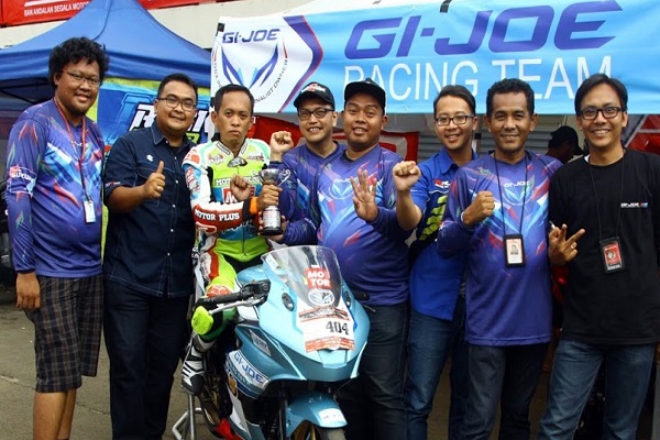 Pembalap Yudi Kurniawan Maleha (duduk di atas motor) bersama tim GI-Joe Racing Team, di Jakarta, Senin (26/3/2018). - Istimewa