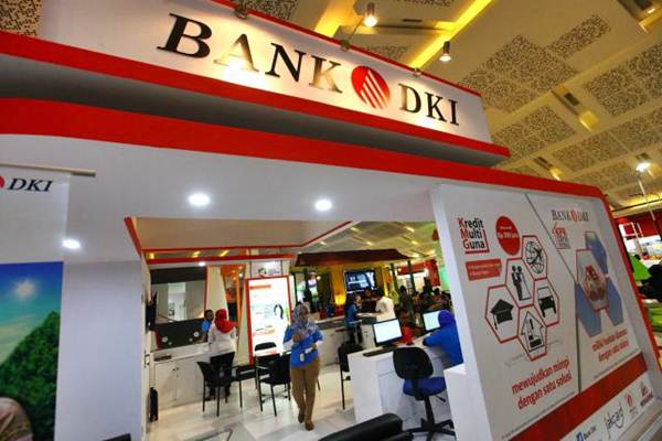 Pengunjung mencari informasi di stan Bank DKI di Jakarta Fair JIExpo Kemayoran Jakarta, Minggu (11/6). - JIBI/Dwi Prasetya