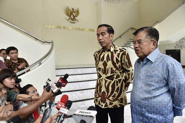 Presiden Joko Widodo (kiri) bersama Wakil Presiden Jusuf Kalla menyampaikan keterangan pers usai pertemuan tertutup di Kantor Wakil Presiden, Jakarta, Selasa (6/2). - ANTARA/Puspa Perwitasari