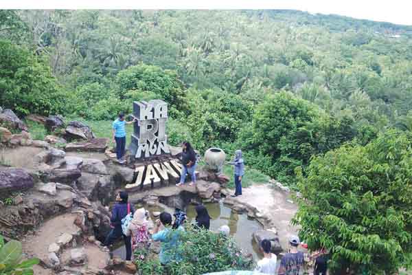 Sejumlah wisatawan mengunjungi Bukit Cinta, salah satu objek wisata favorit di Pulau Karimunjawa. - Bisnis/Herdiyan