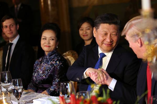 Presiden China Xi Jinping berjabat tangan dengan Presiden AS Donald Trump (paling kanan). Ikut mendamping Ibu Negara China Peng Liyuan saat makan malam pada awal pertemuan puncak 6-7 April 2017 di  Florida. - .Reuters